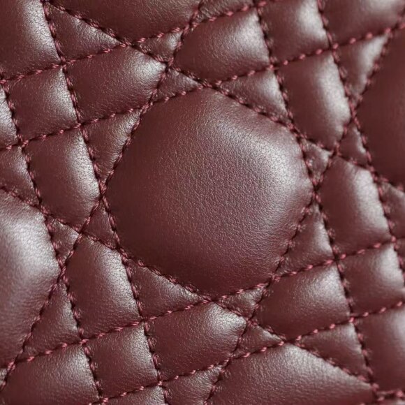 Classic DIOR Bag: A Stylish and Versatile Choice for Elegance - Picture 6 of 11